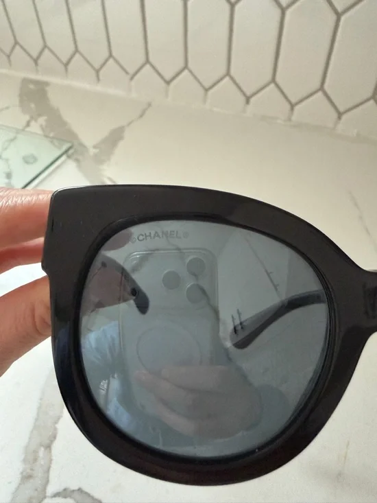 CHANEL Black Oversized Cat-Eye Sunglasses - Picture 3 of 7